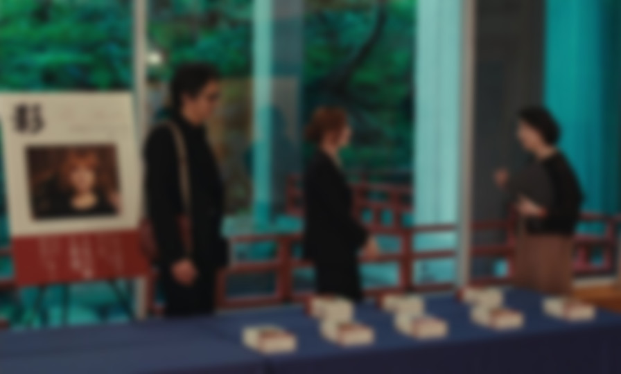 Sidonie in Japan backdrop